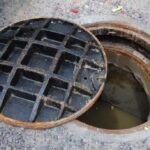 Passerby jumps to save 3 workers
