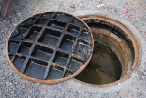 Passerby jumps to save 3 workers