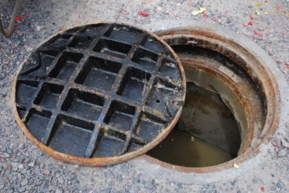 Passerby jumps to save 3 workers