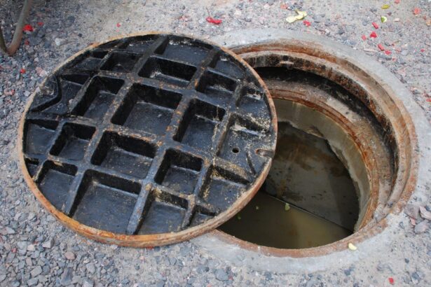 Passerby jumps to save 3 workers