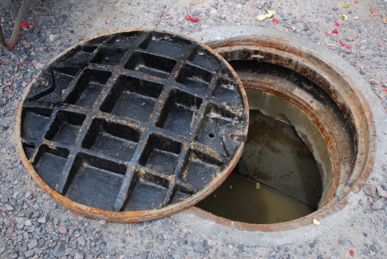 Passerby jumps to save 3 workers
