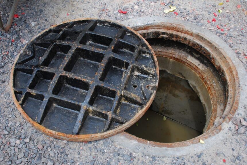 Passerby jumps to save 3 workers